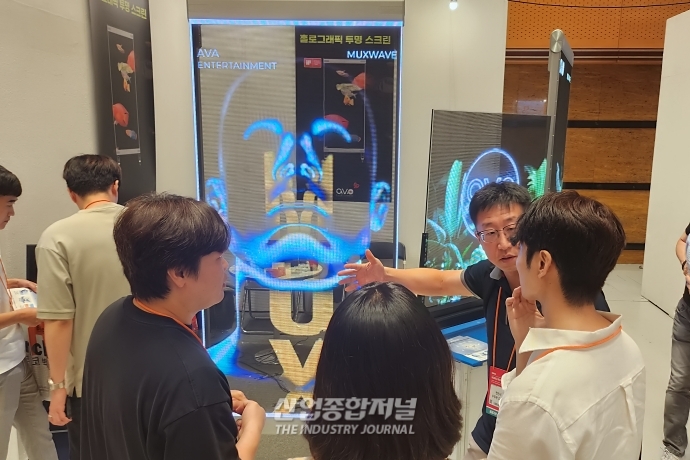 투명 스크린으로 영상 주목도↑ - 산업종합저널 전시회