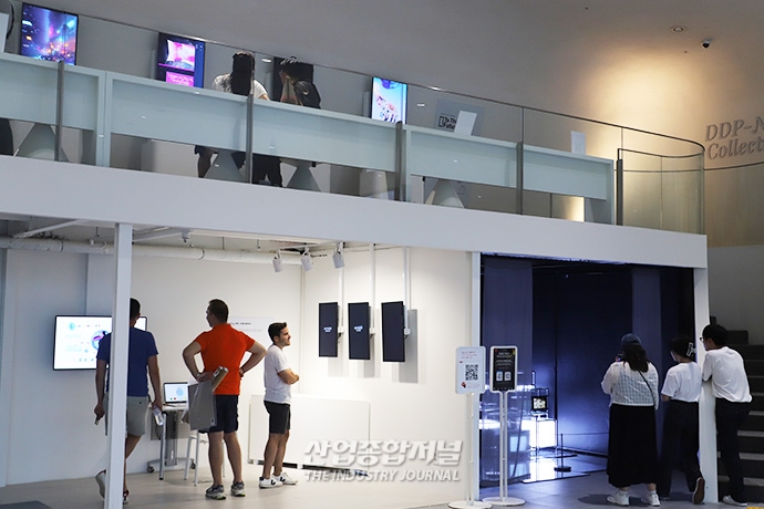 “콘텐츠를 자판기에서 구매해야 하는 미래가 온다면?” - 산업종합저널 전시회