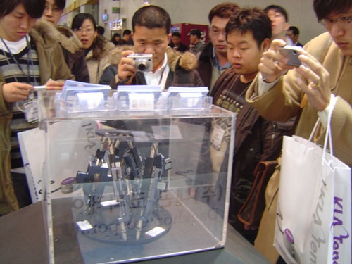 [세미콘코리아2005] 대곤 코퍼레이션의 AL-Hexapod, 사람들에게 인기