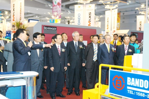 [창원KOFAS 2006]주요 인사들의 전시장 순회