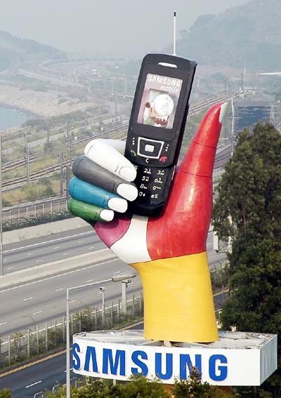 삼성전자 휴대폰 손 조형물 이색 캠페인