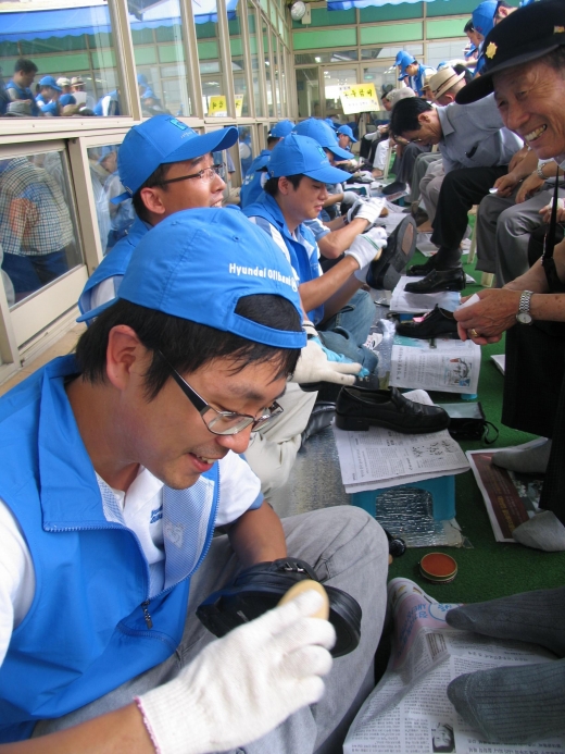 신입사원 노인복지관에서 봉사활동 