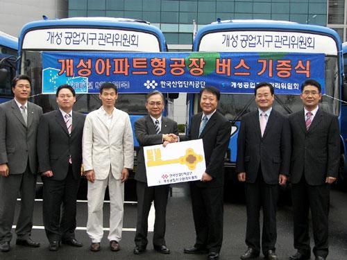 개성공단 버스타고 출퇴근한다