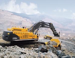 최대 견인력 44.3톤의 초대형 굴삭기 