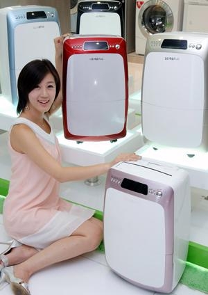 LG전자, 제습기로 장마 특수 노린다 