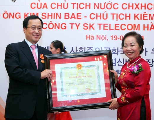 김신배 SKT 사장, 베트남 “국가우호훈장” 수훈