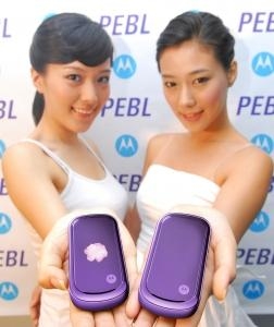 모토로라, 유선형 디자인의 보랏빛 3G폰 '페블' 출시 