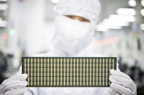 하이닉스, 세계 최초 양면 패키지용 기판 개발 