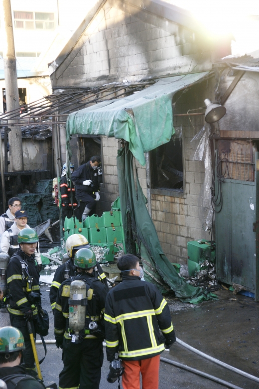 신도림 플라스틱 사출 공장서 화재