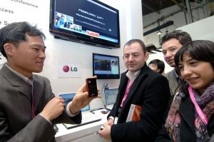 LG전자, 세계 최초 LTE 단말 무선 전송 시연 