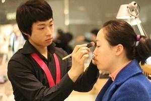 화장품 매장 꽃남 사원 ‘女心 잡는다’