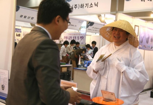 ‘국제부품·소재산업전’에 김삿갓 출현