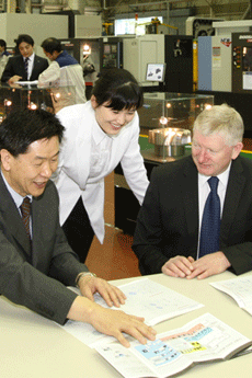 두산, 국제공작기계전시회 개최