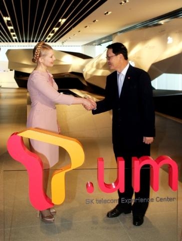 우크라이나 여성총리, SK첨단기술 체험하다