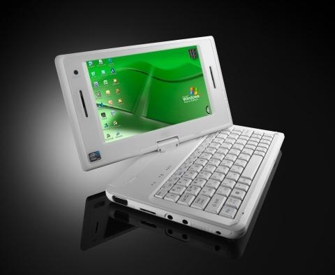 손위로 올라온 PC, 국내 최장 밧데리