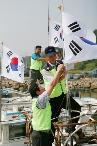 KT, ‘나라사랑 태극기 달기’ 봉사