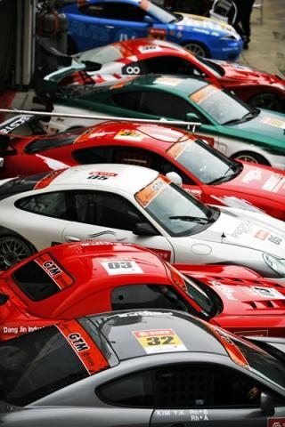 폭우속 질주준비 중인 첨단머신들