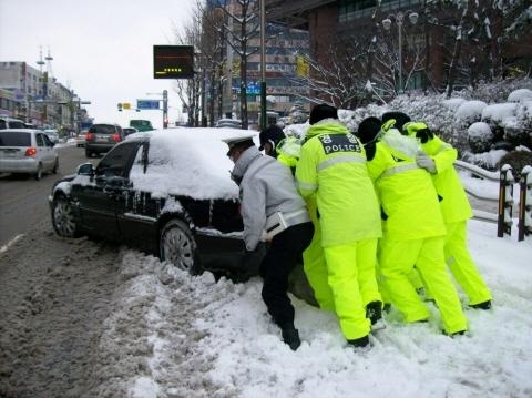 이틀째 내린 폭설 여파 발 꽁꽁