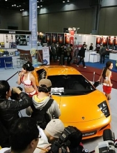 모터쇼 레이싱 모델들의 '섹시 전쟁'