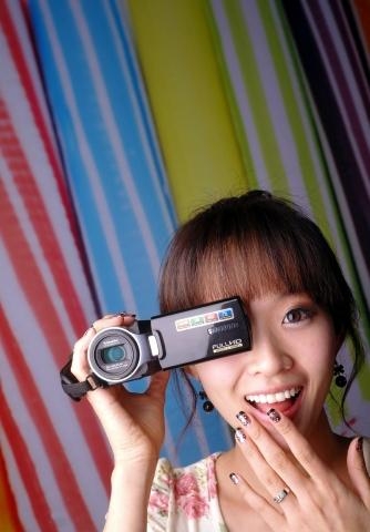 어둠에 강한 캠코더 '주목'