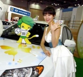 전시장에 등장한 하이브리드 카