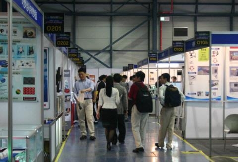 최첨단 LED 제조기술 시현, 신장비 대거 전시