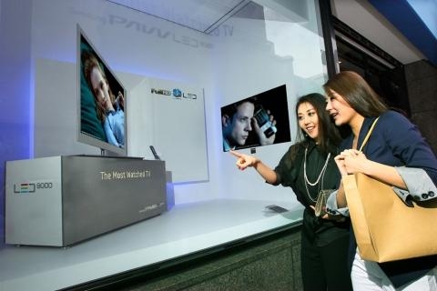 쇼 윈도우에 등장한 3D TV