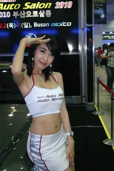 오토살롱에 등장한 초미니 각선미
