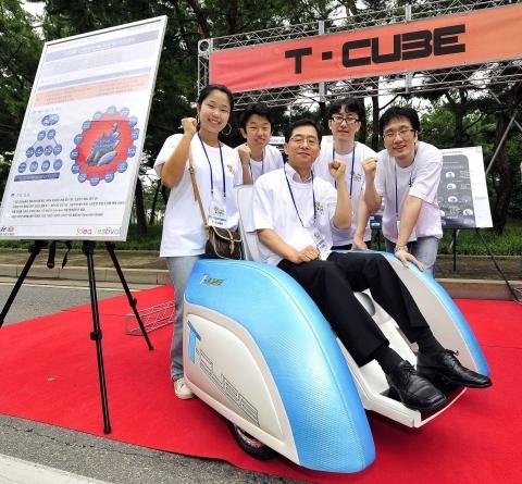 스마트폰으로 조정하는 전기차