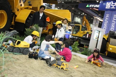 꿈나무들도 최신 건설기계 체험