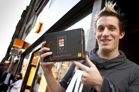 '옴니아7' 영국 첫 구매자