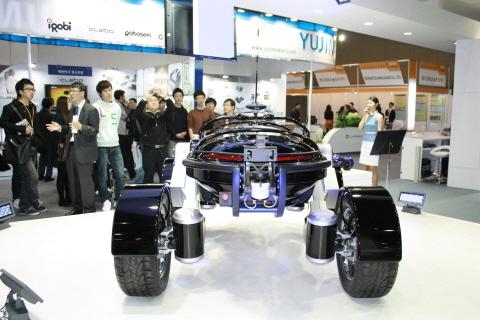 전시회에 등장한 지능형 감시 로봇