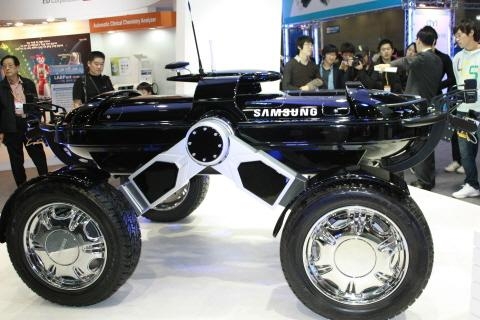 전시회에 등장한 지능형 감시 로봇