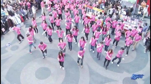 아모레퍼시픽, 핑크리본 플래시몹 퍼포먼스 명동을 물들이다