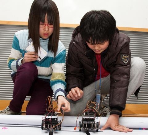 방학맞은 청소년 '로봇 체험 어때요'