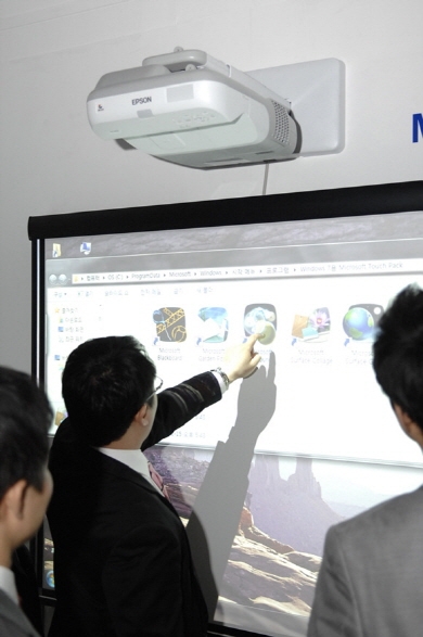 첨단제품 잇따른 출시, 교육현장은 'IT 바람'