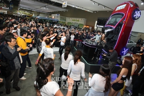 서울모터쇼 쉐보레 걸, 클럽 분위기 연출 '후끈'