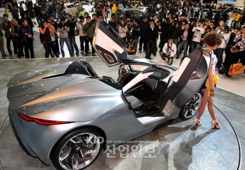 서울모터쇼 쉐보레 걸, 클럽 분위기 연출 '후끈'