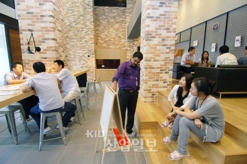 자유로운 아이디어 창출은 '공작소에서'