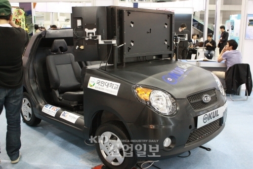 무인자동차 시대를 여는 국민大 연구원들