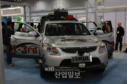 무인자동차 시대를 여는 국민大 연구원들