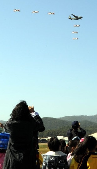 국내 개발 첫 헬기 수리온 시범 비행 