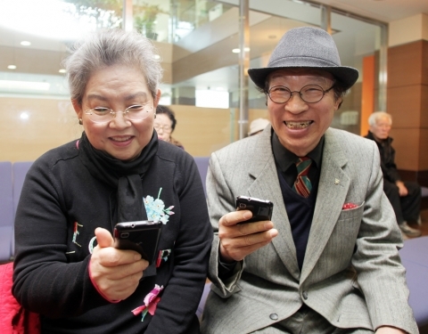 어르신들도 스마트폰의 세계로