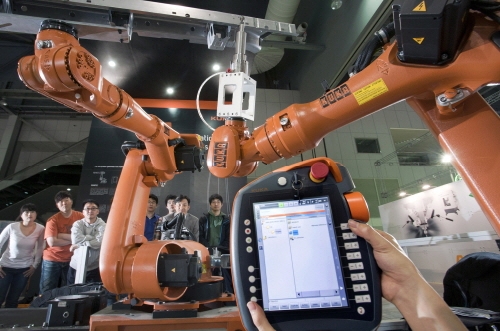 쿠카 로보틱스 코리아, CNC 로봇가공기술 및 제품공개