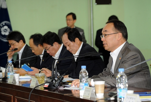 박재완 장관 “중기 대출금리 1~2%p 낮추겠다”