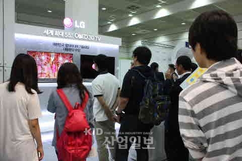 [월드IT쇼] LG전자 세계 최대 55인지 OLED 3D TV 선보여