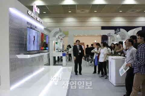 [월드IT쇼] LG전자 세계 최대 55인지 OLED 3D TV 선보여
