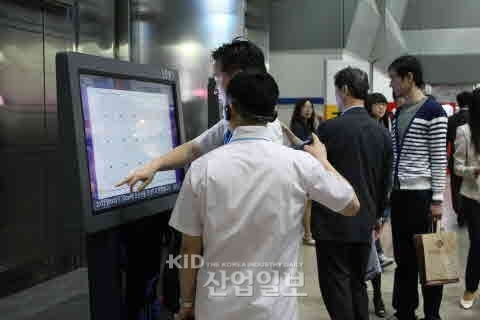 [월드IT쇼] 국내 최대 IT쇼 답게 전시관람도 최첨단