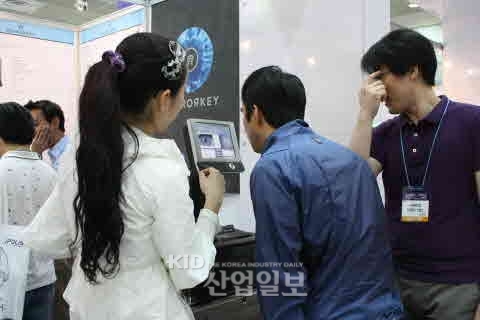 [월드IT쇼] ㈜유비키이노베이션, 홍채인식 보안시스템 개발