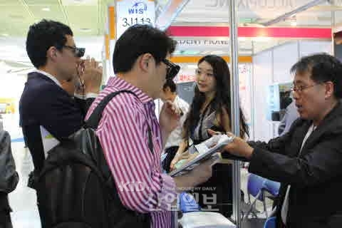 [월드IT쇼] ㈜아큐픽스, 3D 모니터안경 마이버드 ‘인기’